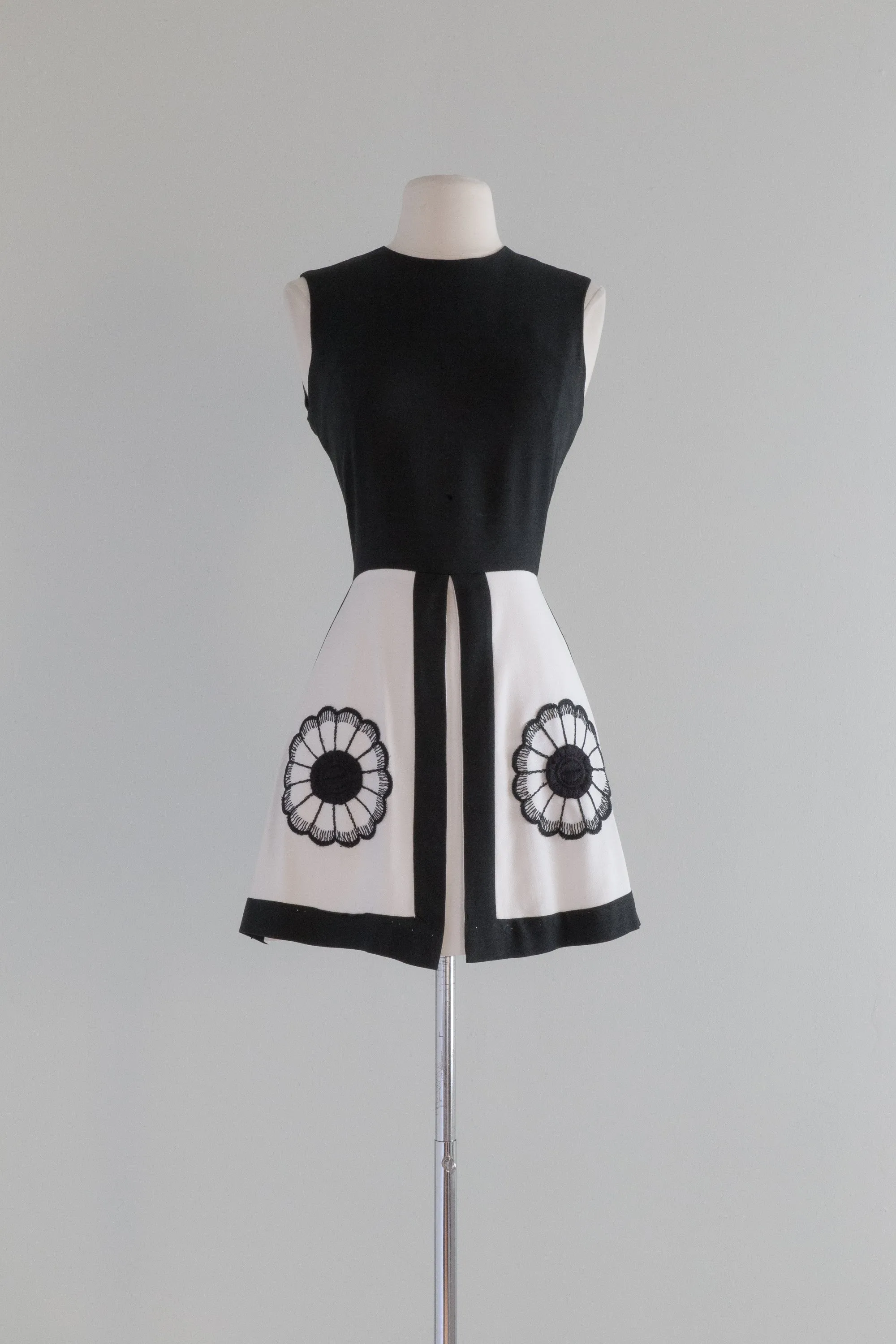 1960's Black & White Mod Mini Dress / waist 26"