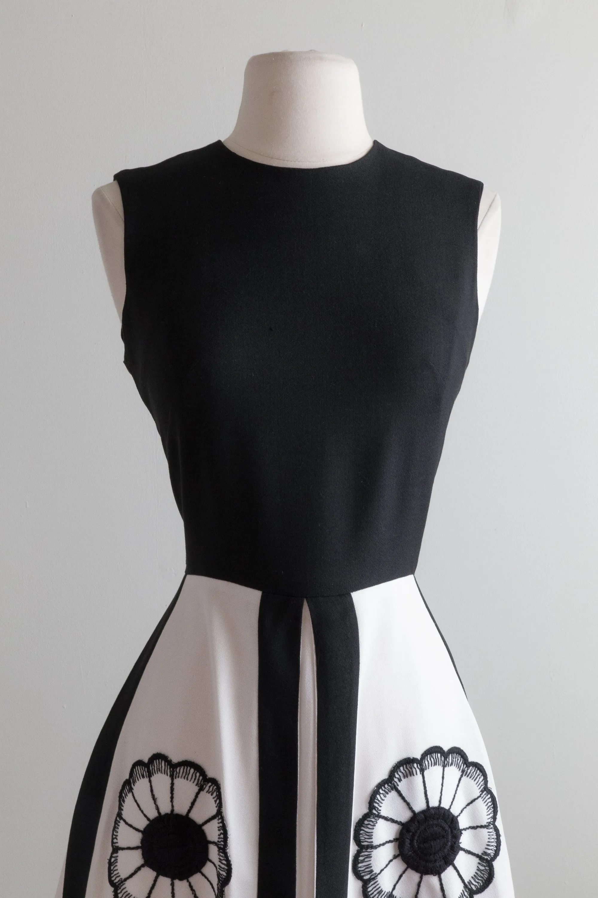 1960's Black & White Mod Mini Dress / waist 26"