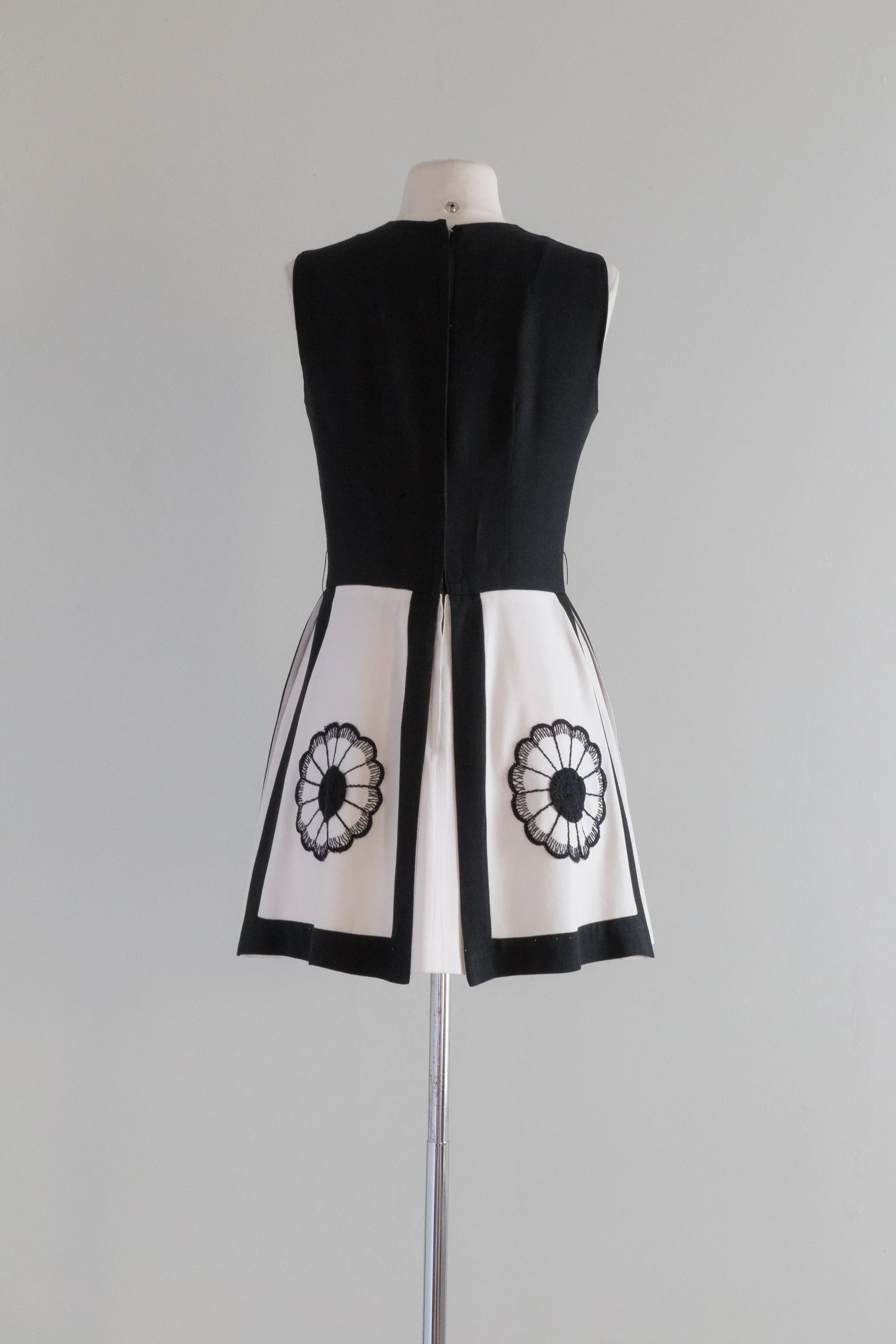 1960's Black & White Mod Mini Dress / waist 26"