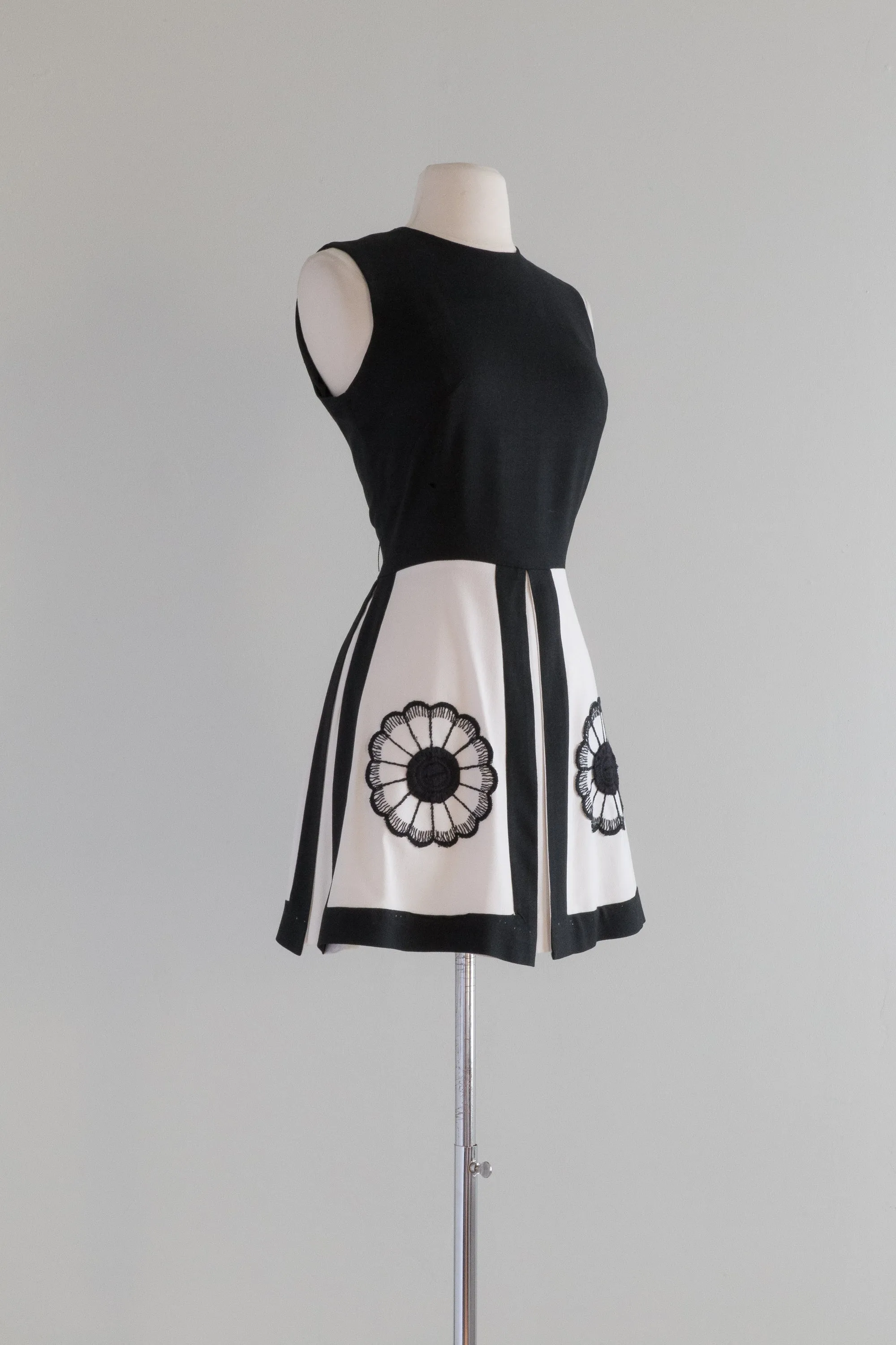 1960's Black & White Mod Mini Dress / waist 26"