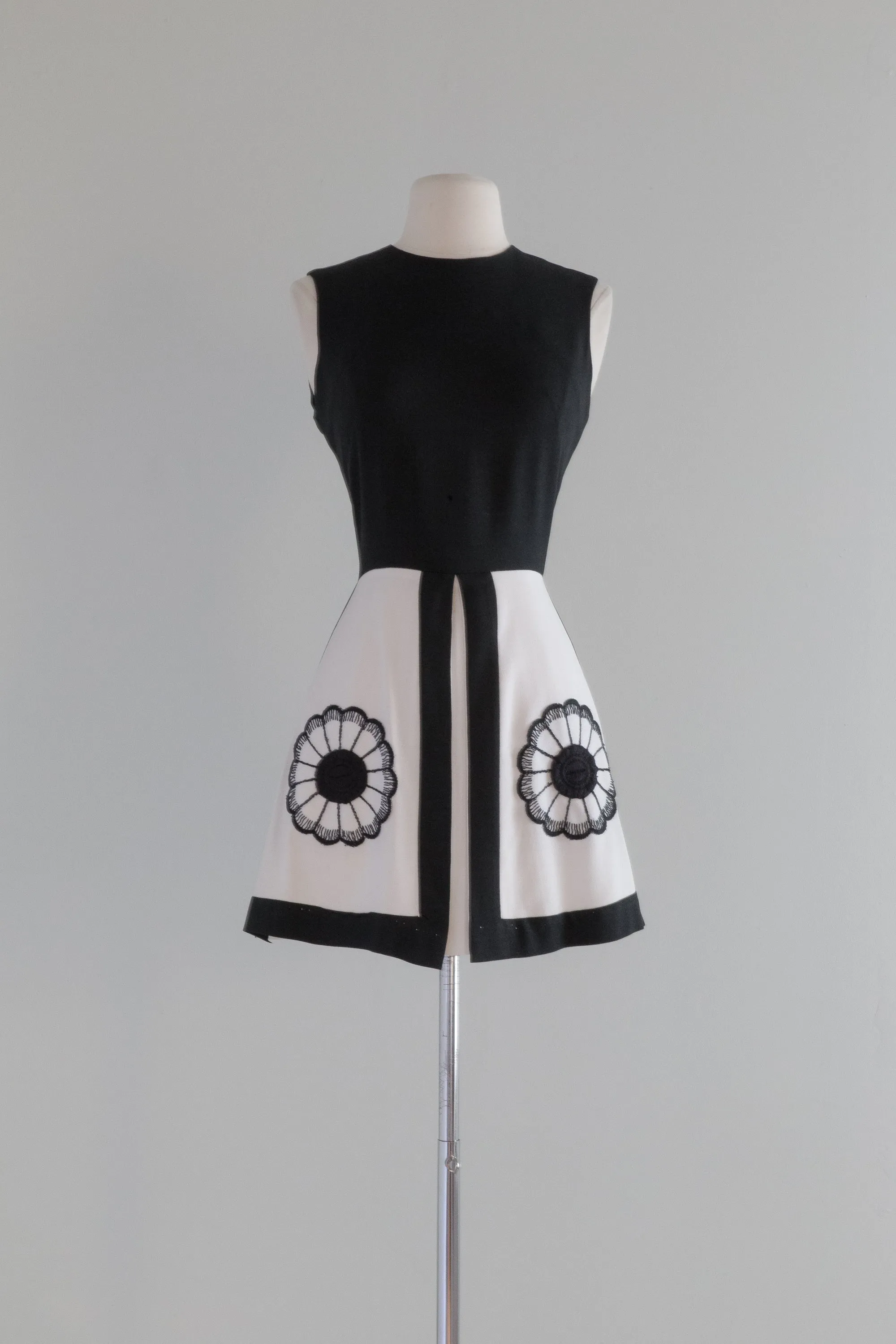 1960's Black & White Mod Mini Dress / waist 26"