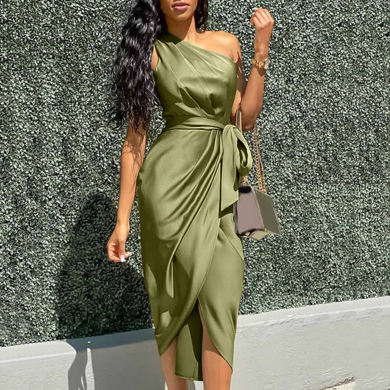 Absolutely! Here’s an optimized title for your e-commerce product:

Elegant Asymmetrical One-Shoulder Satin Midi Dress in Sexy Green with Ruched Detail - Perfect for Special Occasions

Let me know if you need any further assistance!