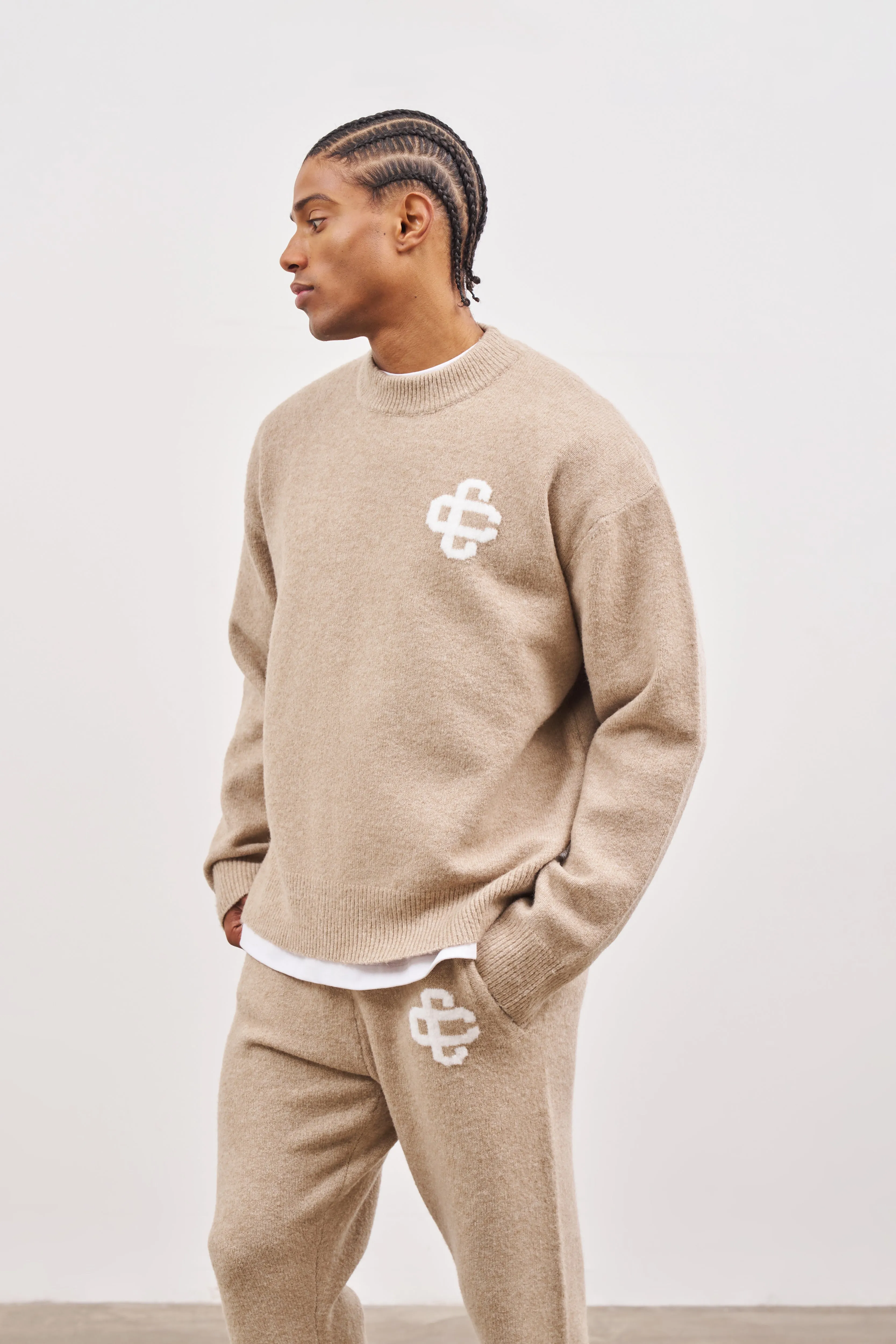 FLUFFY KNIT EMBLEM CREW - BEIGE