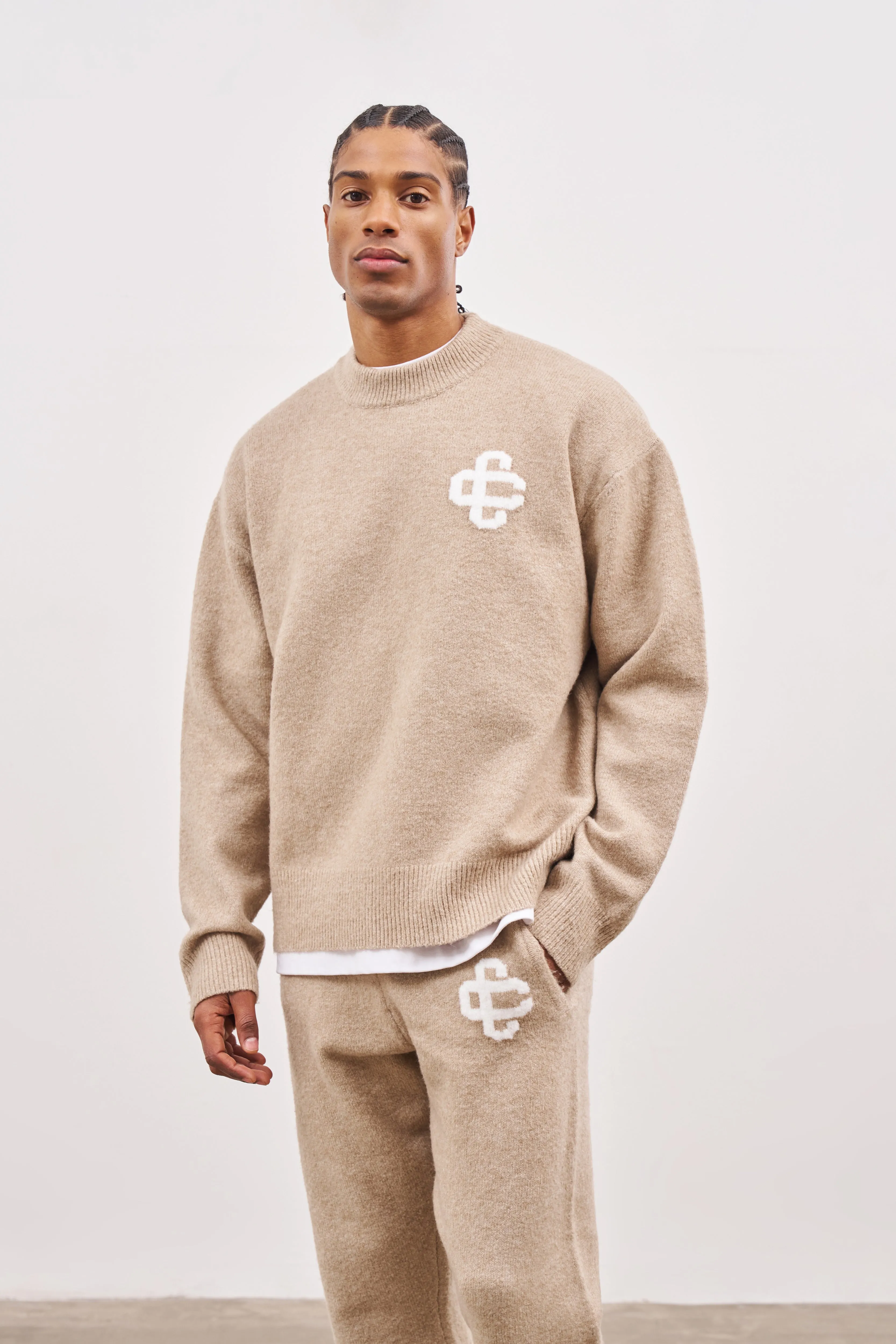 FLUFFY KNIT EMBLEM CREW - BEIGE